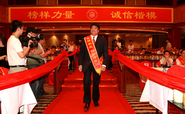 武大绿洲董事长叶伟雄代表公司走红毯