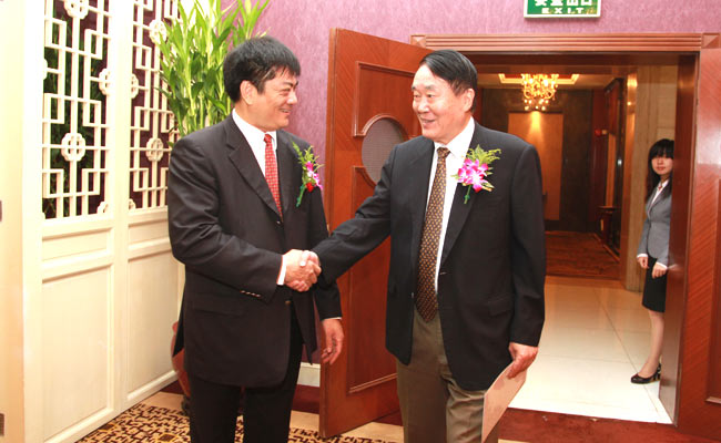 武大绿洲董事长叶伟雄与参会各界交流