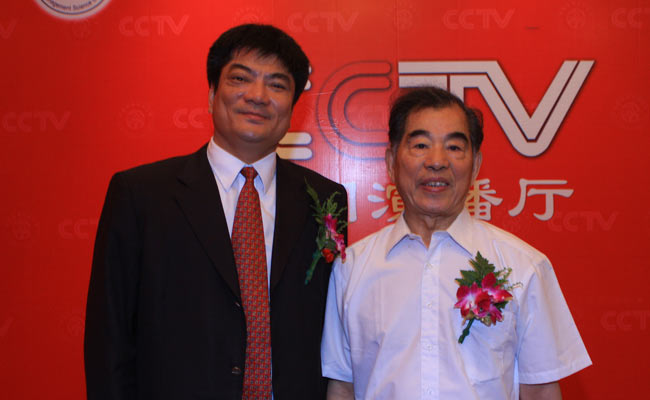 武大绿洲董事长叶伟雄与参会各界交流