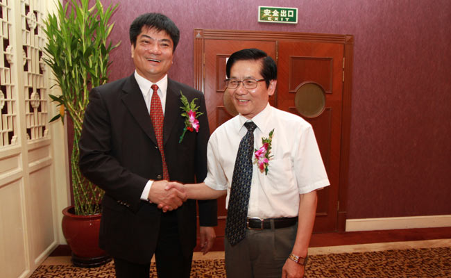 武大绿洲董事长叶伟雄与参会各界交流