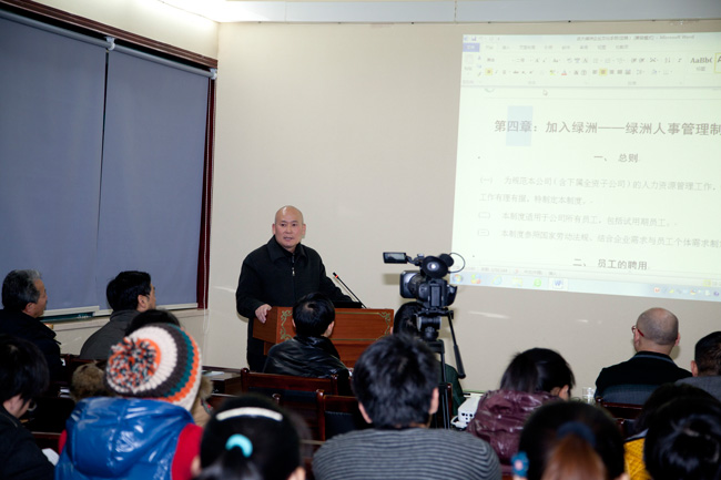 武大绿洲传媒部总监张永宇为员工们讲课