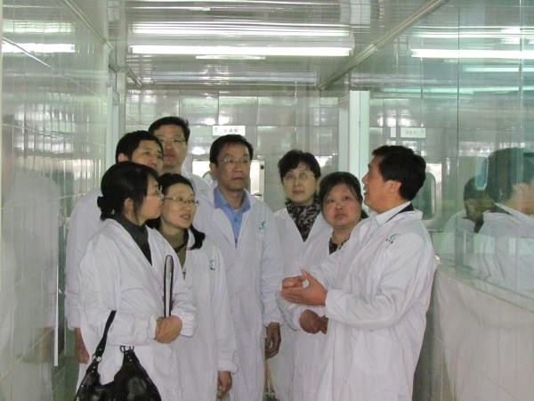公司副总经理尹宜农（右一）向相关领导介绍昆虫养殖及病毒生产相关情况