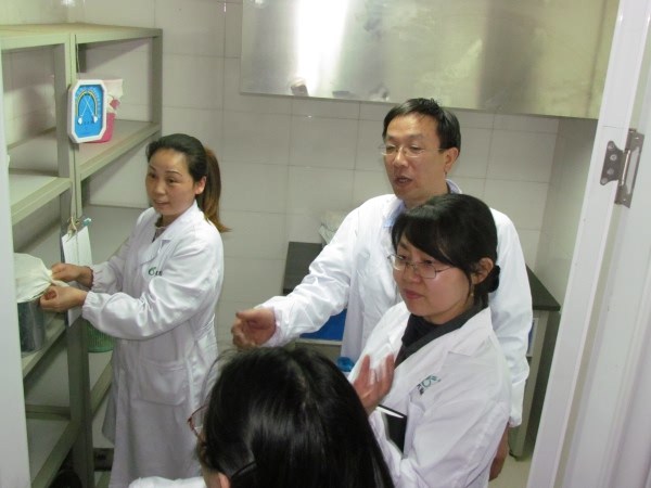 公司生产总监李胜林（中）向领导介绍蟑螂养殖及病毒增殖情况