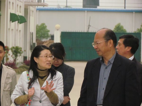 省农药检定所彭超美（左）研究员和公司董事长情切交谈
